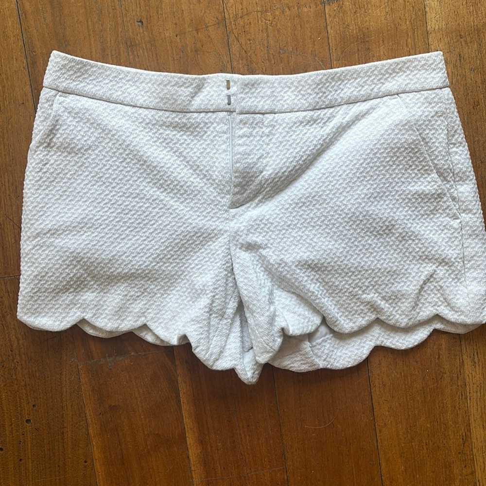 Club Monaco white pique scalloped hem shorts with pockets - size 4